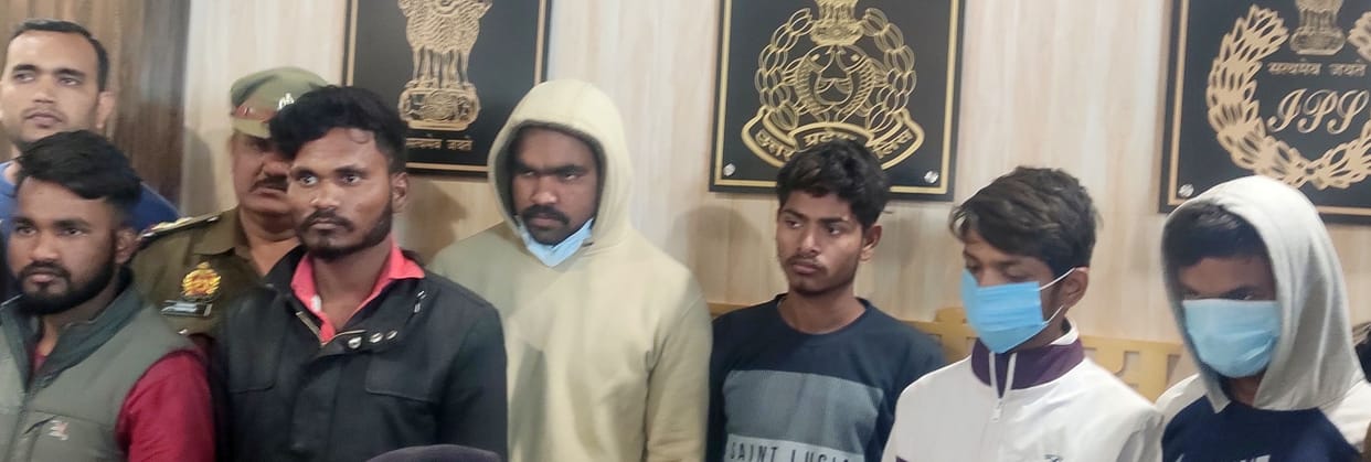 Six thieves caught stealing lakhs with cash and jewelry