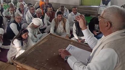 खाप प्रतिनिधियों को संबोधित करते टेकराम कंडेला