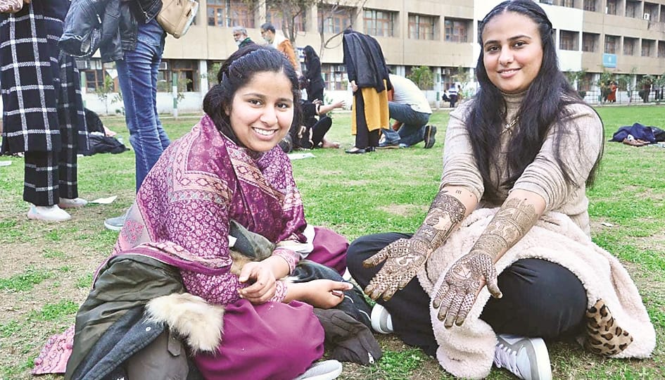 Jammu University: Fragrance of mehndi scattered in the campus with art and skill, happy atmosphere from youth