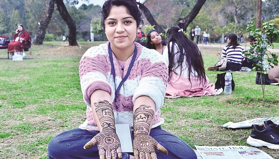 Jammu University: Fragrance of mehndi scattered in the campus with art and skill, happy atmosphere from youth