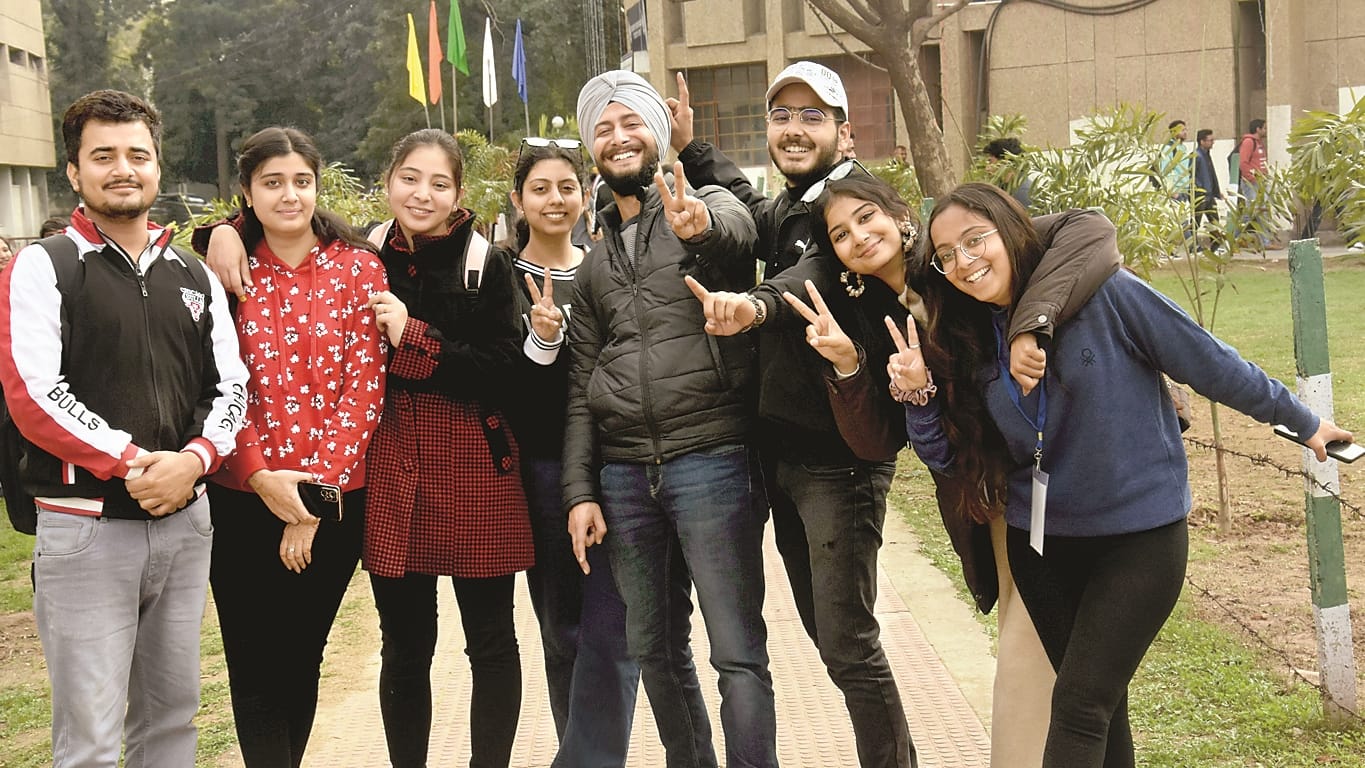 Jammu University: Fragrance of mehndi scattered in the campus with art and skill, happy atmosphere from youth