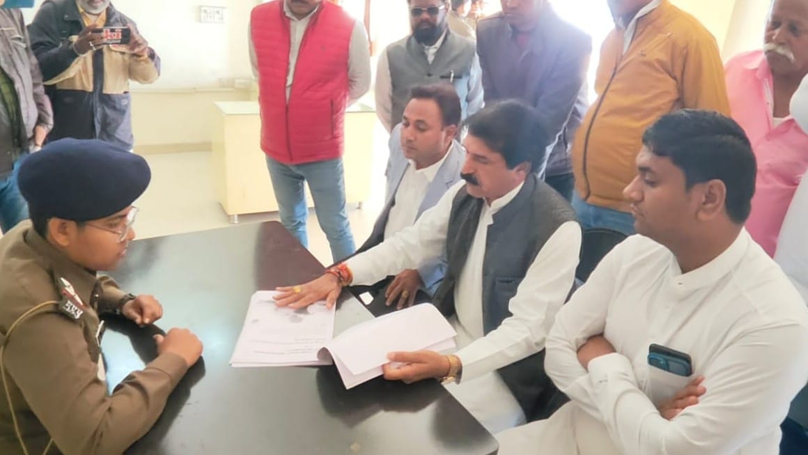 Congressmen reached the police station to file a complaint against the state spokesperson of BJP in Indore.