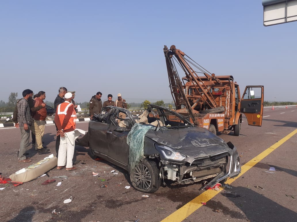 Seven died in the Unnao road accident, hands of family members trembled in lifting the dead bodies