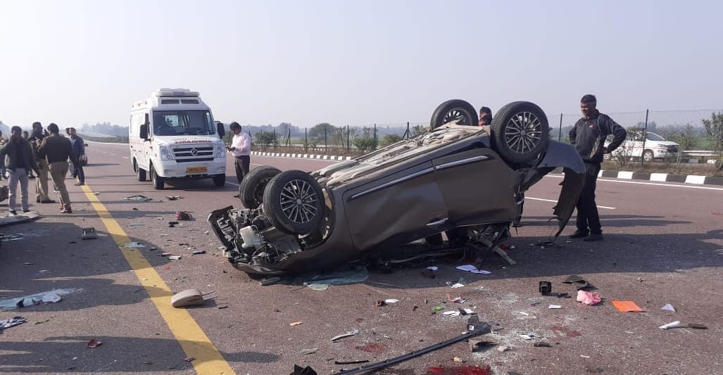 Seven died in the Unnao road accident, hands of family members trembled in lifting the dead bodies