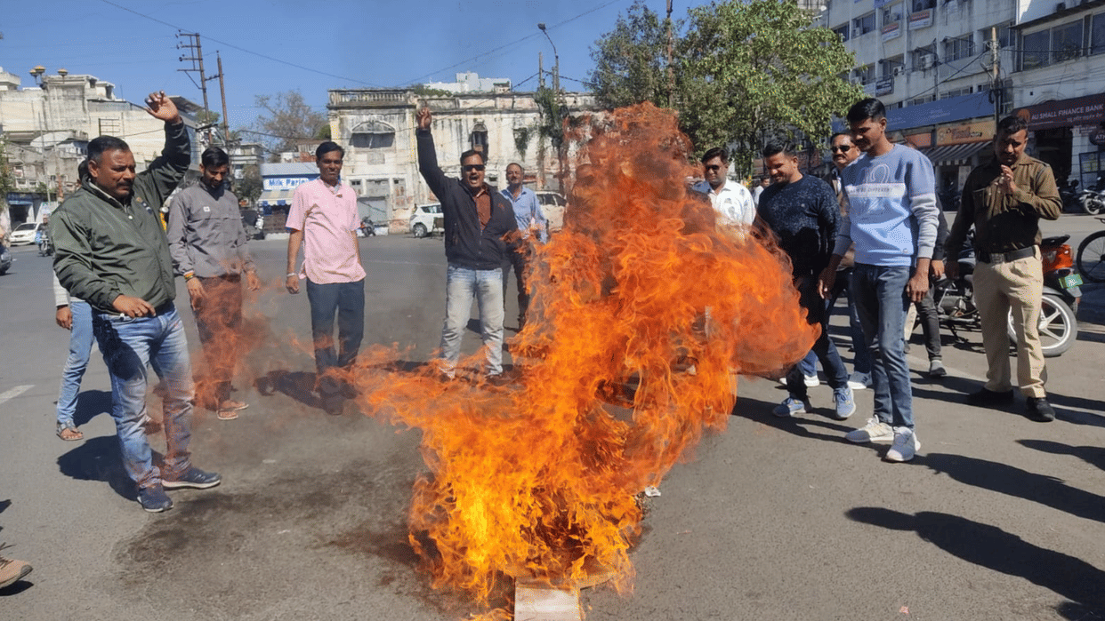 Protest against Swami Prasad Maurya's statements in Ujjain, Karni Sena burnt effigy, demanded strict action
