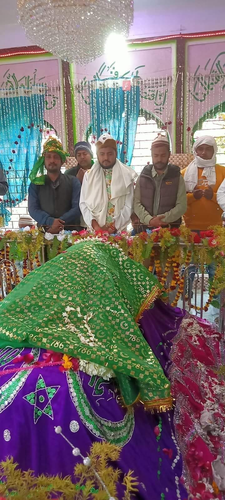 Pilgrims asked for vows by paying obeisance at Baba's tomb
