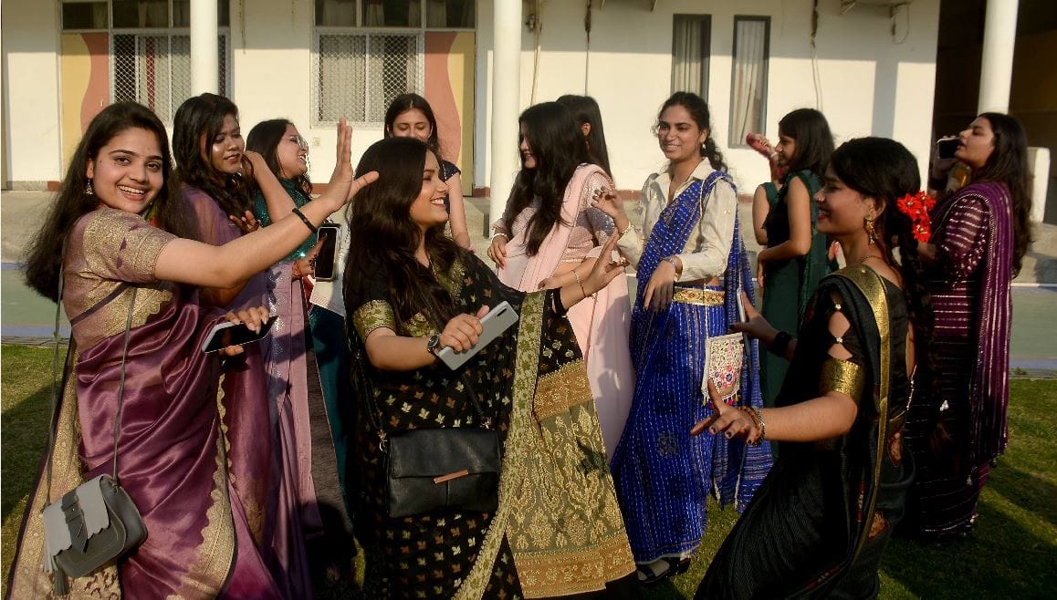 Mera Dil Yeh Pukare Aaja… but the girl students danced a lot, pictures of freshers party at Sunbeam Women's Co