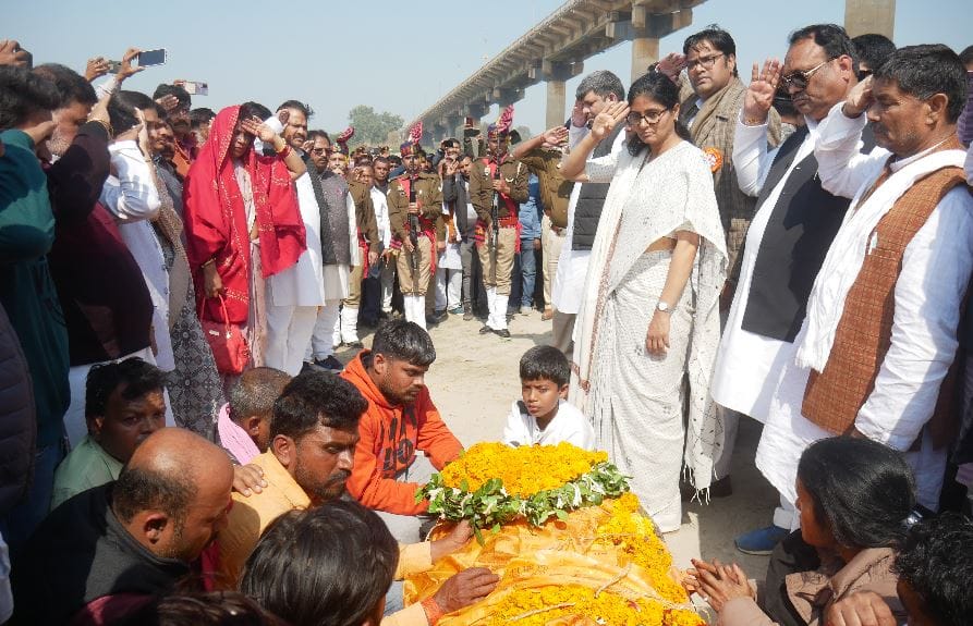 Chhanbey MLA Rahul Prakash merged with Panchatatva cremated with state honors in mirzapur