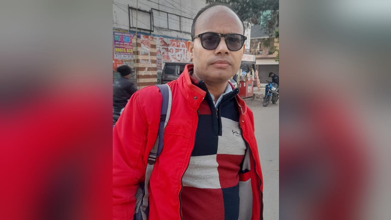 Ghaziabad mobile loot in day light from businessman near dlf police station