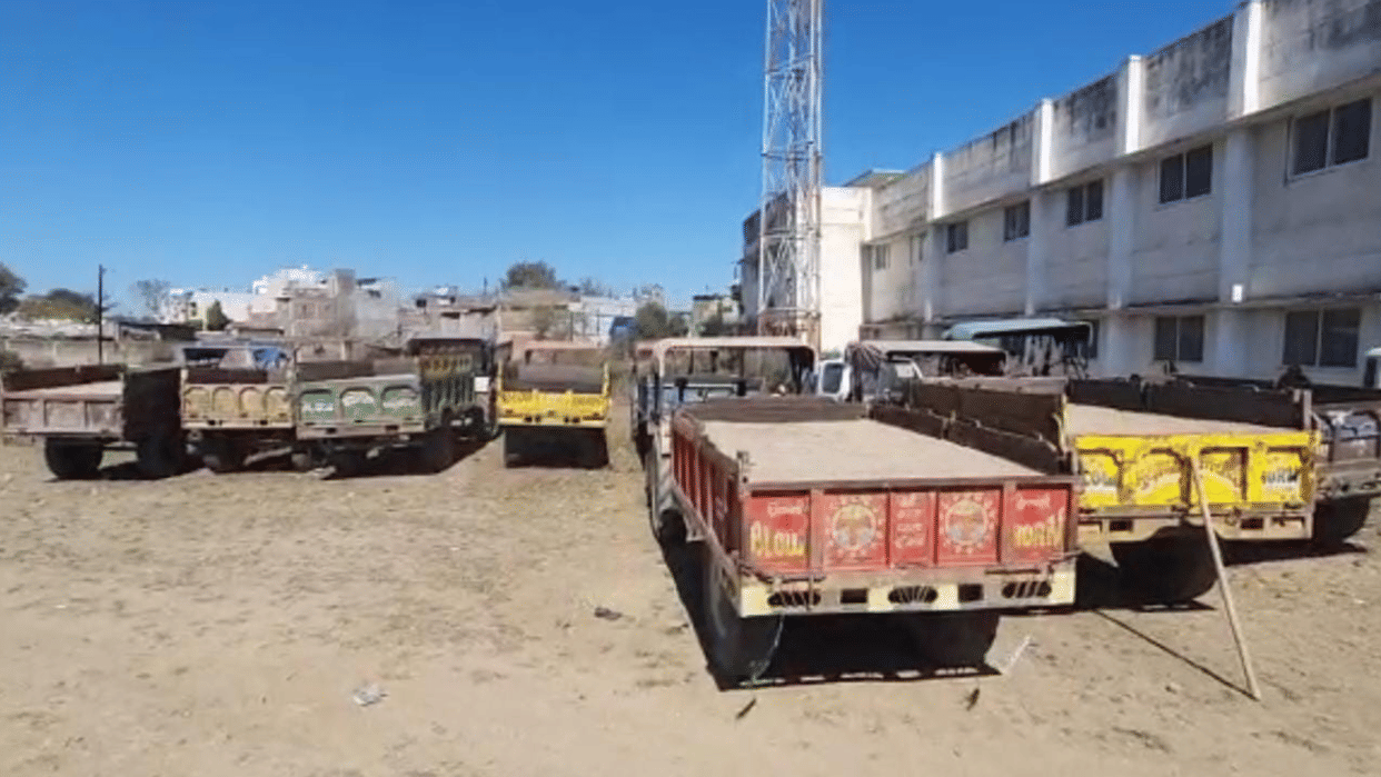 Mineral Department raids illegal sand market of Agar Road, eight tractor-trolleys filled with sand seized
