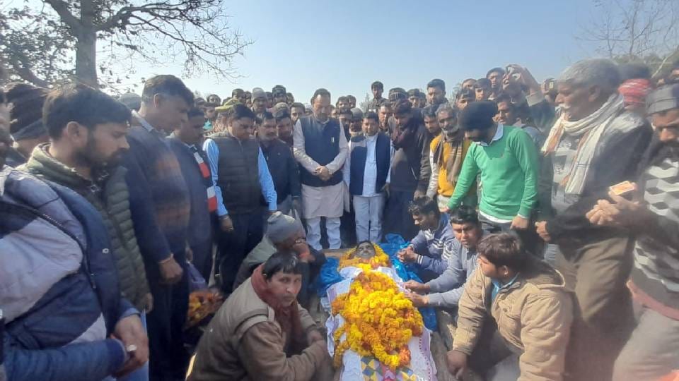 jawans salute and bid farewell to CRPF jawan In Etah