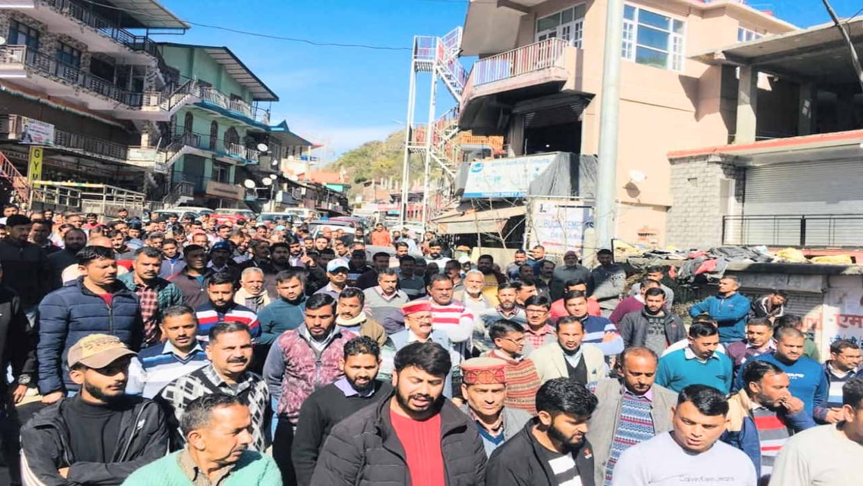 Six truck operators gave arrests on the third day, also took out a fury rally