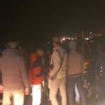 जांच करती पुलिस।