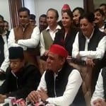 पत्रकारों से बात करते सपा अध्यक्ष अखिलेश यादव