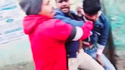 Bihar:बेगूसराय में उत्पाद पुलिस पर पर भारी पड़े होम डिलीवरी बॉय, पुलिस की  गिरफ्त से आरोपी फरार - Bihar: Home Delivery Boy Overpowered Product Police  In Begusarai, Accused Absconding ...