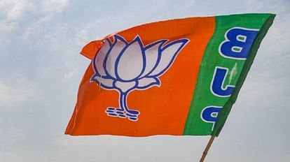 Nikay Chunav 2023: टिकट न मिलने पर भाजपा नेता का बेटा हुआ बागी, पिता ने दिखाए तेवर, दी ऐसी धमकी कि बन गई बात bjp leader threatened to leave the house then son took back his name Nikay Chunav 2023