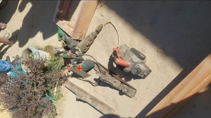 मकान से बरामद इमारती लकड़ियां और आरा मशीन।