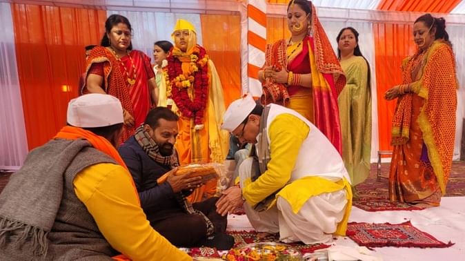 मुख्यमंत्री धामी ने पवित्र गंगा में अपने ज्येष्ठ पुत्र का कराया यज्ञोपवीत संस्करा