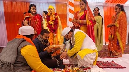 Haridwar:सीएम धामी ने बड़े बेटे का कराया यज्ञोपवीत संस्कार, तीर्थपुरोहितों के पास वंशावली में दर्ज कराया नाम - Cm Dhami Performed Yagyopavit Sanskar Of His Eldest Son ...