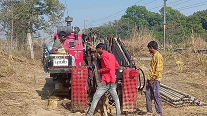 सहजनी रेलवे क्रॉसिंग मार्ग के निकट कवच योजना के अंतर्गत भूमिगत ओएफसी केबल डाली जा रही