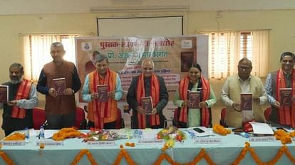 BHU में ‘शब्द संवाद’: प्रो. अरुण भगत बोले- समाचार और विचार पत्रकारिता के दो अहम पहलू ‘पत्रकारिता: सर्जनात्मक लेखन और रचना प्रक्रिया’ का विमोचन