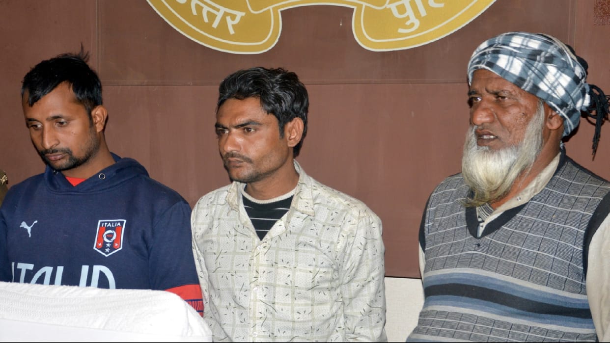 Bijnor News: Police arrested three miscreants of a gang along with two buffaloes