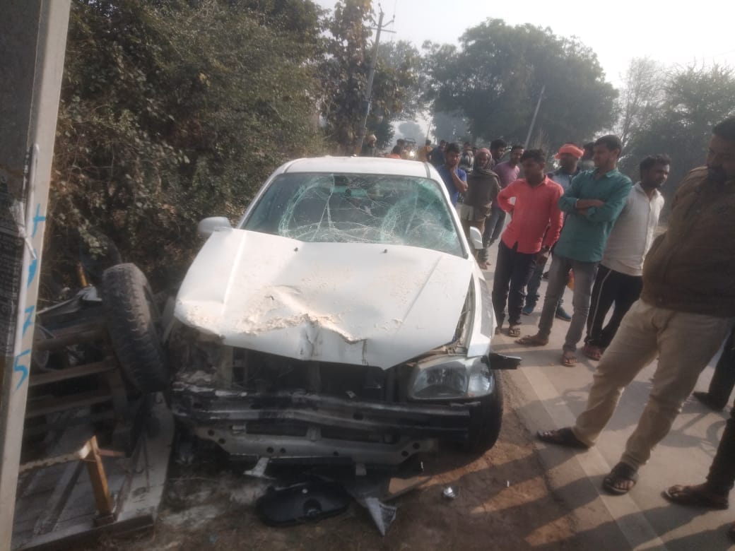 Ballia accident: Speeding car hit bike rider and handcart, two seriously injured referred to district hospital