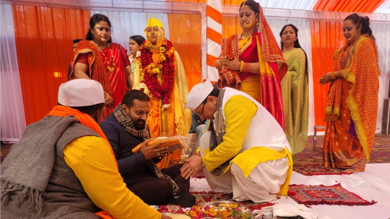 CM Dhami performed Yagyopavit Sanskar of his eldest son Diwakar Singh Dhami haridwar Uttarakhand news