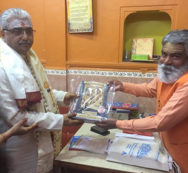 Gujarat High Court Chief Justice Arvind Kumar visited Baba, Mahant honored him by presenting a momento