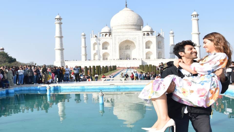 Actress Kriti Sanon and actor Kartik Aaryan reached Agra to see Taj