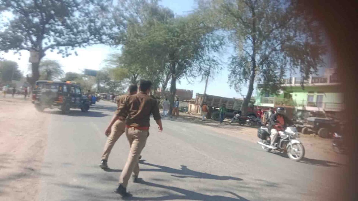Chitrakoot: Fight between truck owners and PTO during checking