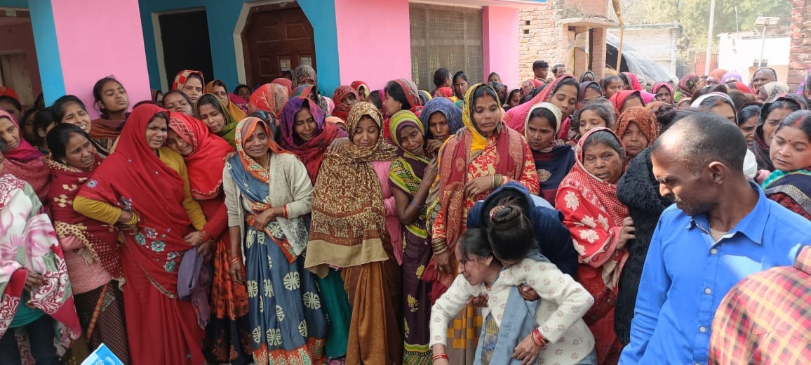 Seven died in the Unnao road accident, hands of family members trembled in lifting the dead bodies