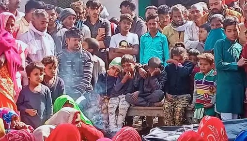 Seven died in the Unnao road accident, hands of family members trembled in lifting the dead bodies