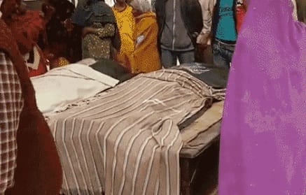 Seven died in the Unnao road accident, hands of family members trembled in lifting the dead bodies