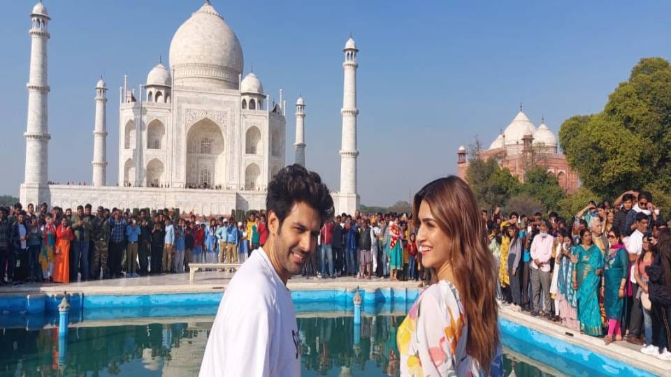 Kriti and Kartik reached Agra and selected news as guest editor in Amar Ujala office