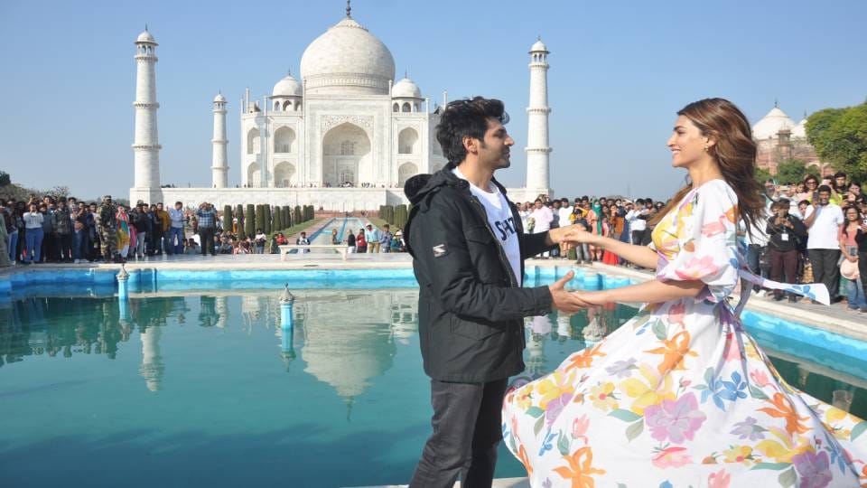 Actress Kriti Sanon and actor Kartik Aaryan reached Agra to see Taj