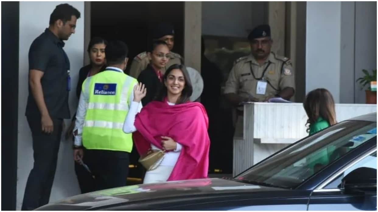 Sidharth Malhotra Kiara Advani Wedding Actress leaves for Jaisalmer spotted at the airport