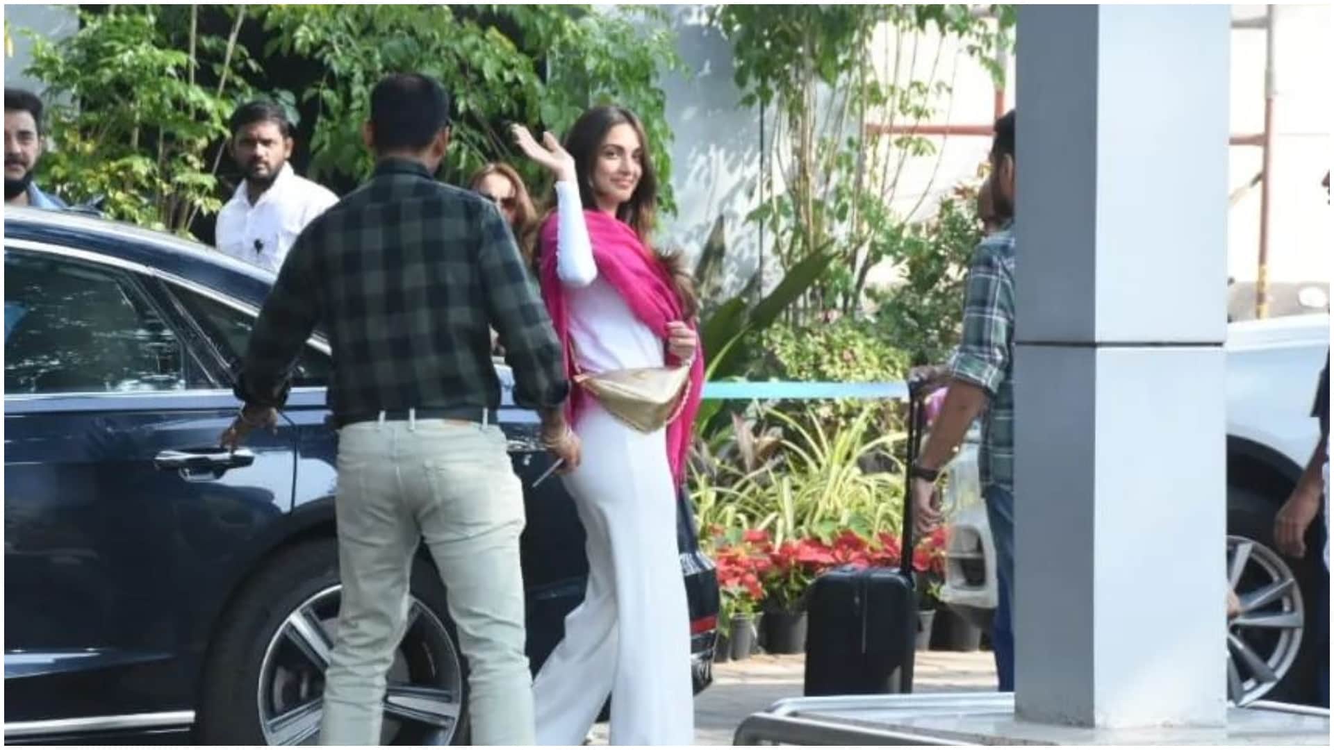 Sidharth Malhotra Kiara Advani Wedding Actress leaves for Jaisalmer spotted at the airport