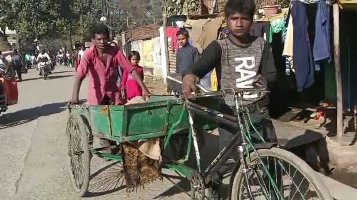 Madhya Pradesh Adivasi labour dead body home on Push Trolley in Sidhi