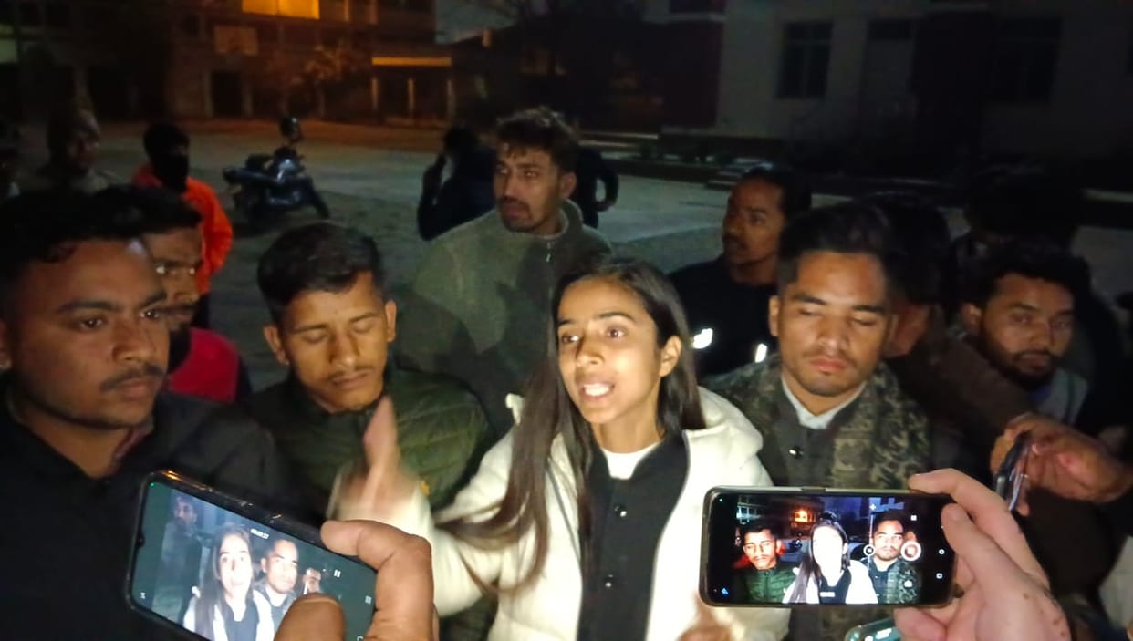 Haldwani: Student union president climbed on  roof of college, high voltage drama lasted 6 hours 16 minutes