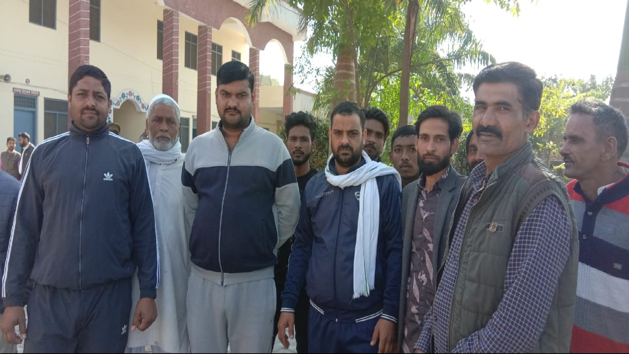 Muzaffarnagar News: Villagers warn of escape front of DM after problem is not resolved