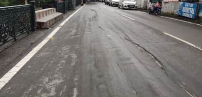 नैनीताल की अपर माल रोड में पड़ी दरार