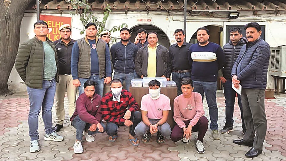 Delhi Crime News 25 lakh rupees were looted from the old employee of the businessman