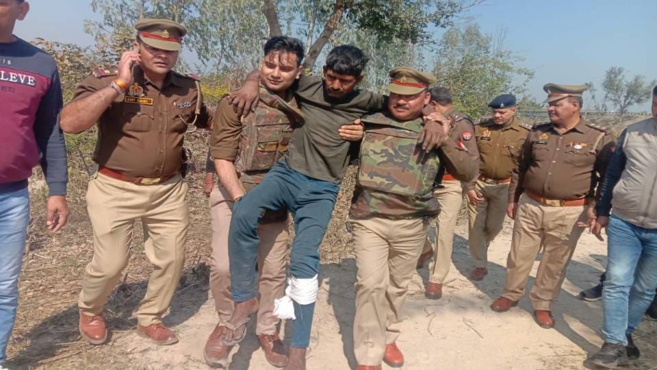 Gangster carrying reward of 25 thousand was injured in a police encounter in Mainpuri after being shot in leg