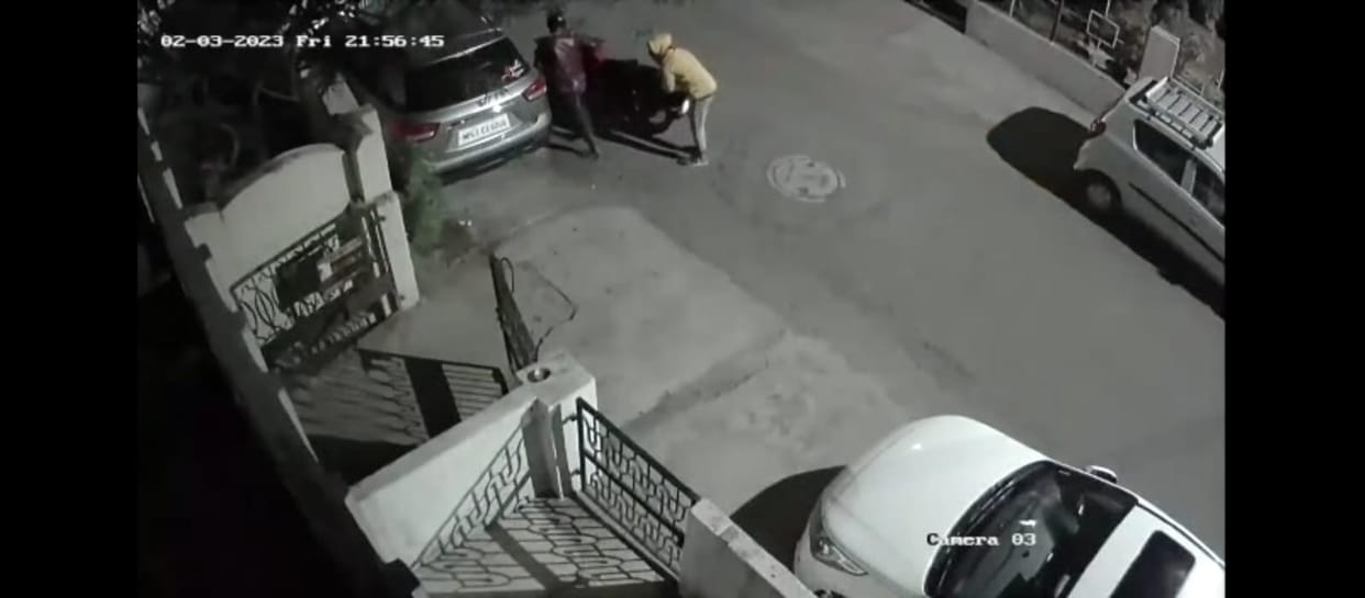 MP News: Miscreants stole bullets from outside the house at 10 pm in Ratlam, incident captured in CCTV