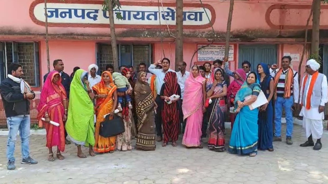 Husbands of women members of Janpad Panchayat created ruckus and lockout in Sendhwa, know what is the matter