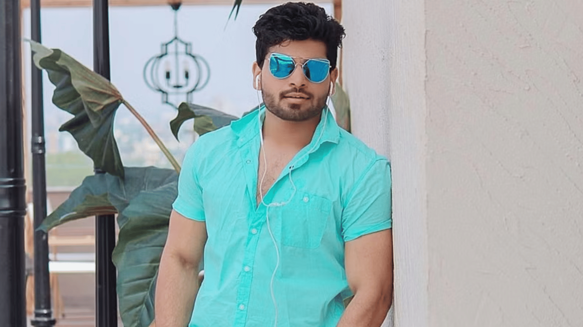 Bigg Boss 16 winner Tv actress Ayesha Singh Supports Shiv Thakrey to win the Trophy