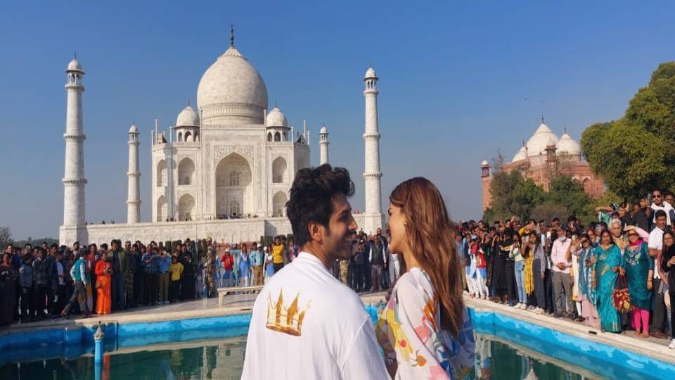 Actress Kriti Sanon and actor Kartik Aaryan reached Agra to see Taj