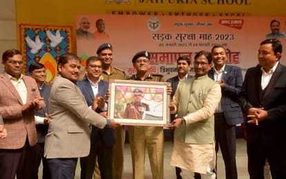 End of Road Safety Month varanasi Police Commissioner said Childrens aware continuously