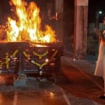 भाई को अंतिम प्रणाम करते सांसद रवि किशन